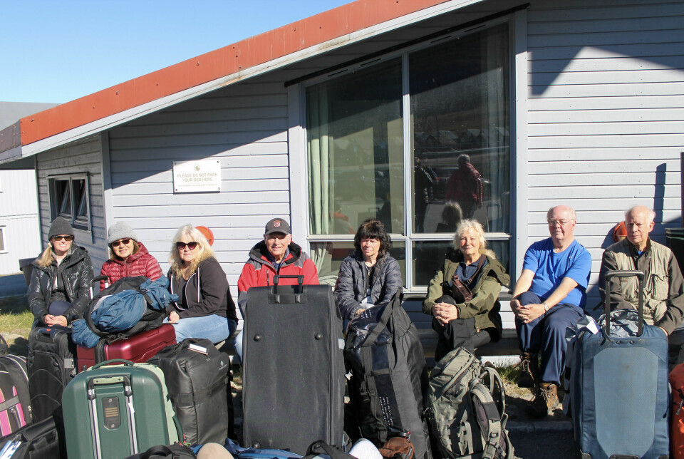 Stacey Howell (t.v) og resten av gjengen fra USA har måttet bli i Longyearbyen i to ekstra dager. Nå kommer de seg endelig avgårde.