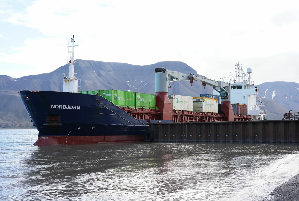 Norbjørn er båten som kommer med konteinerne som skal til både Longyearbyen og Barentsburg.