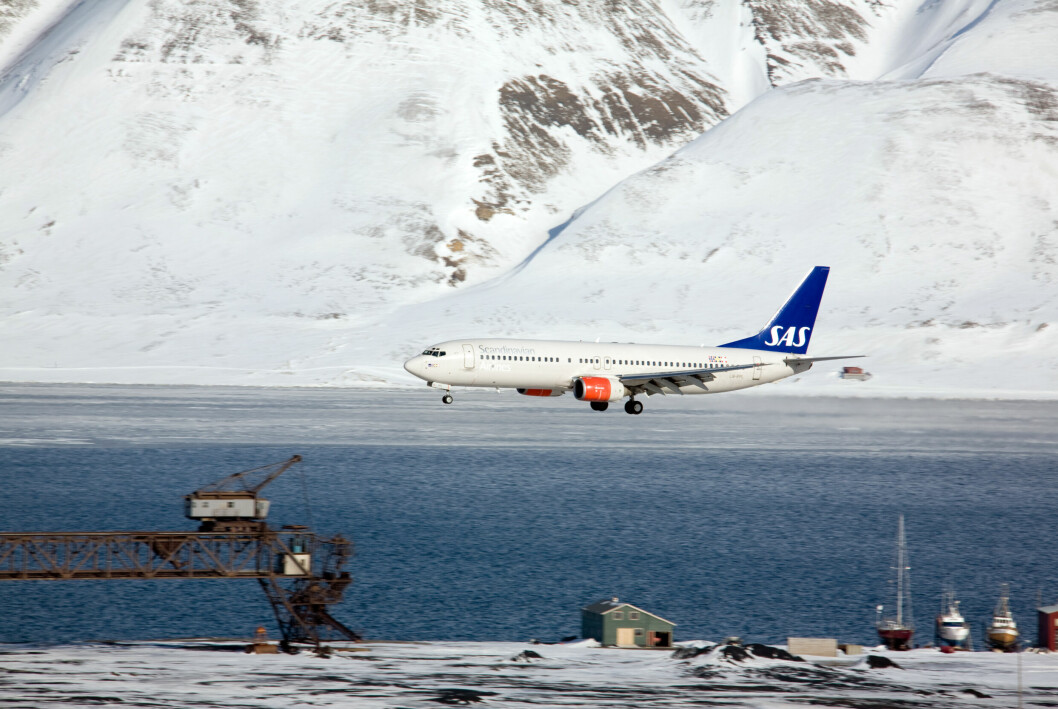 SAS-fly inn for landing p Svalbard lufthavn Longyear.