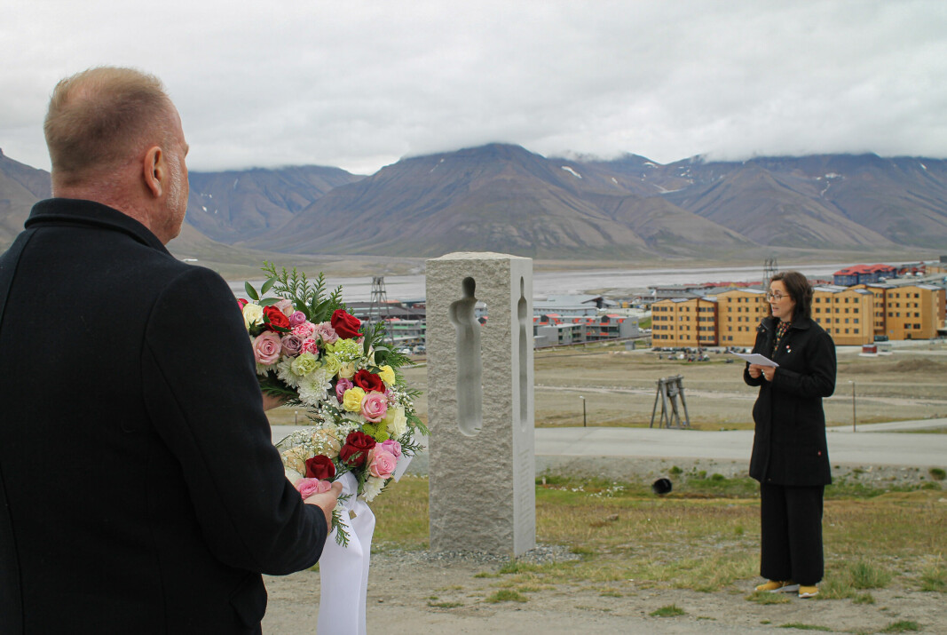 Administrasjonssjef i LL Arild Hammerhaug holder blomsterkransen mens Elise Strømseng fra lokalstyret taler.