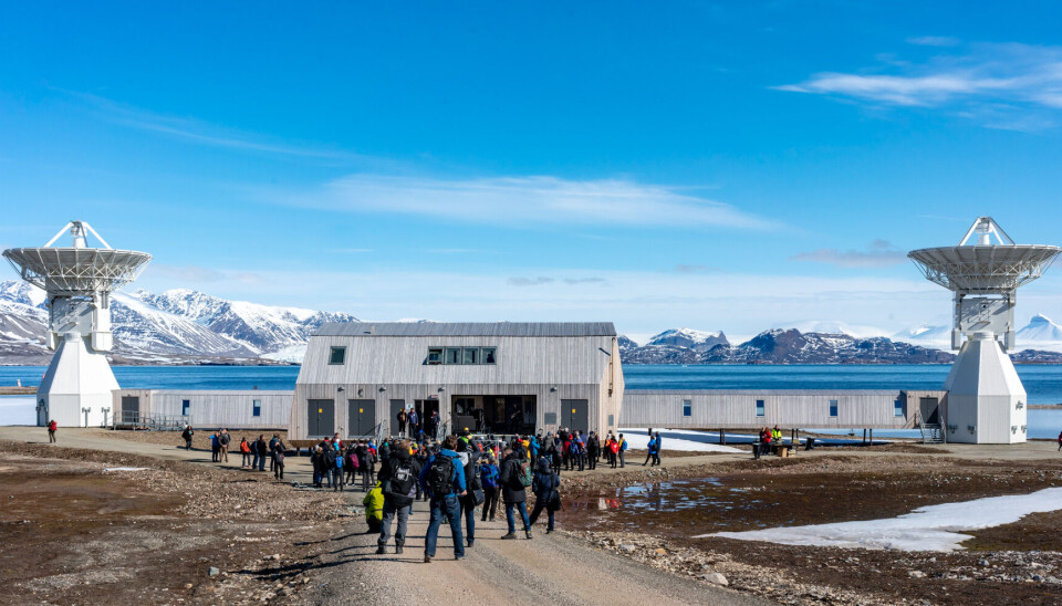 Radiostillhet: Kartverkets jordobservatorium i Ny-Ålesund plages med at båter og turister ikke skrur av Wifi og bluetooth. Dette bildet er fra åpningen av observatoriet i 2018. Radiostillhet: Kartverkets jordobservatorium i Ny-Ålesund plages med at båter og turister ikke skrur av Wifi og bluetooth. Dette bildet er fra åpningen av observatoriet i 2018.