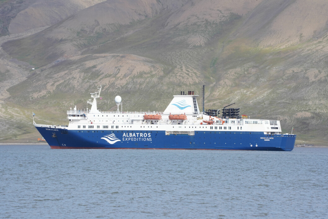 Ankret: Cruiseskipet Ocean Atlantic ligger foreløpig til anker ute i Adventfjorden i påvente av utbedring av avvikene som ble funnet under havnestatskontrollen i Longyearbyen.