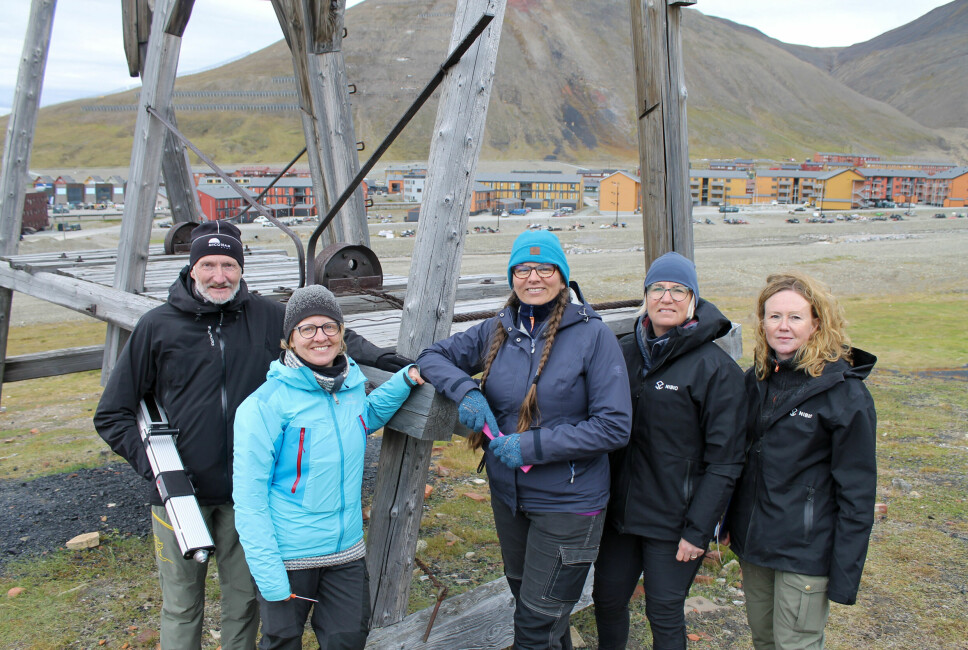 F.v. Johan Mattsson, Nanna Bjerregaard Pedersen, Mari Sand Austigard, Lone Ross og Gry Alfredsen har nettopp undersøkt en av bukkene nedenfor kirka.
