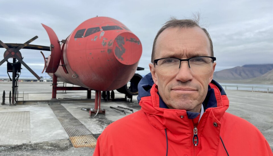 Klima- og miljøvernminister Espen Barth Eide var i Longyearbyen forrige uke, her er han fotografert ved den nye brannøvingstomta.