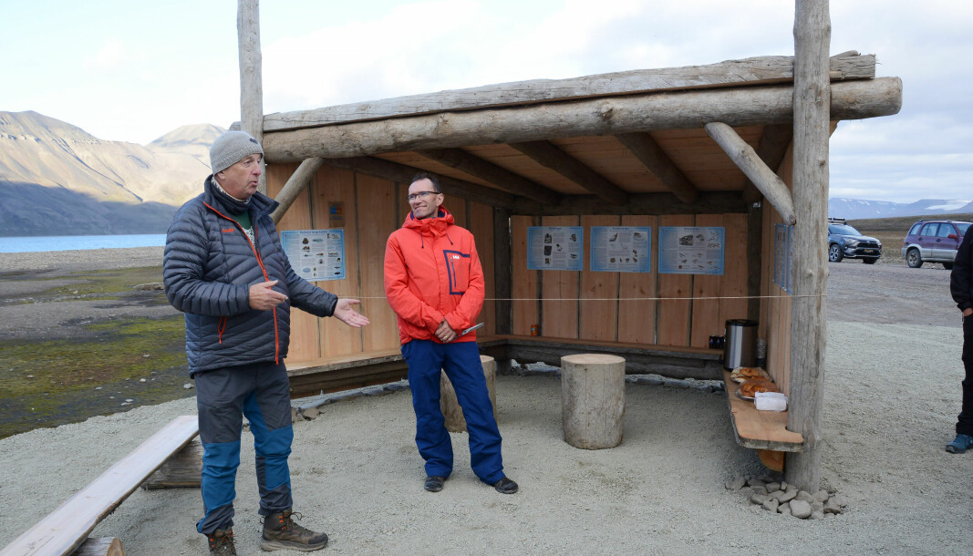 Fornøyde: Bjørn Frantzen (t.v.) og klima- og miljøminister Espen Barth Eide i samtale foran det nye vindskjulet.