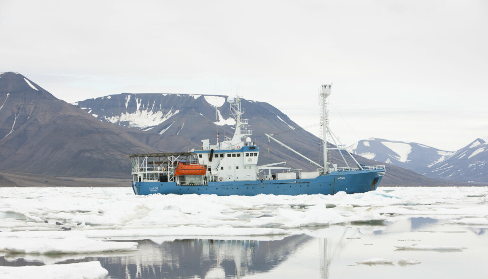Norsk Polarinstitutts forskningsfarty Lance på Adventfjorden.