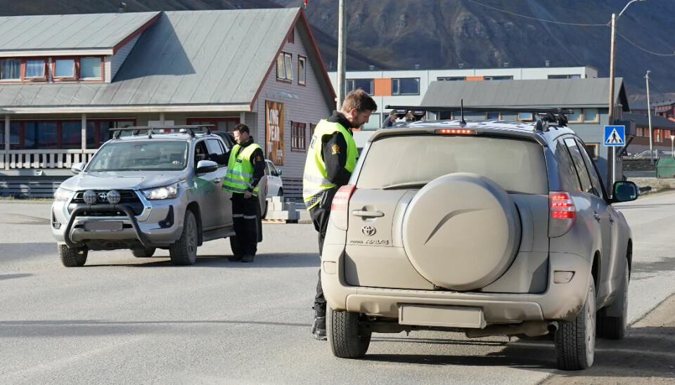 Politiet sjekket førerkort under kontroll i sentrum av Longyearbyen tidligere i år.