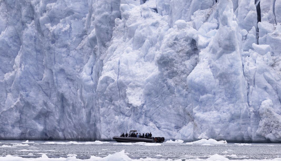 Farlig nært: Denne ribben fra en privat yacht gikk helt inntil Waggonwaybreen i Magdalenefjorden. Farlig nært: Denne ribben fra en privat yacht gikk helt inntil Waggonwaybreen i Magdalenefjorden.