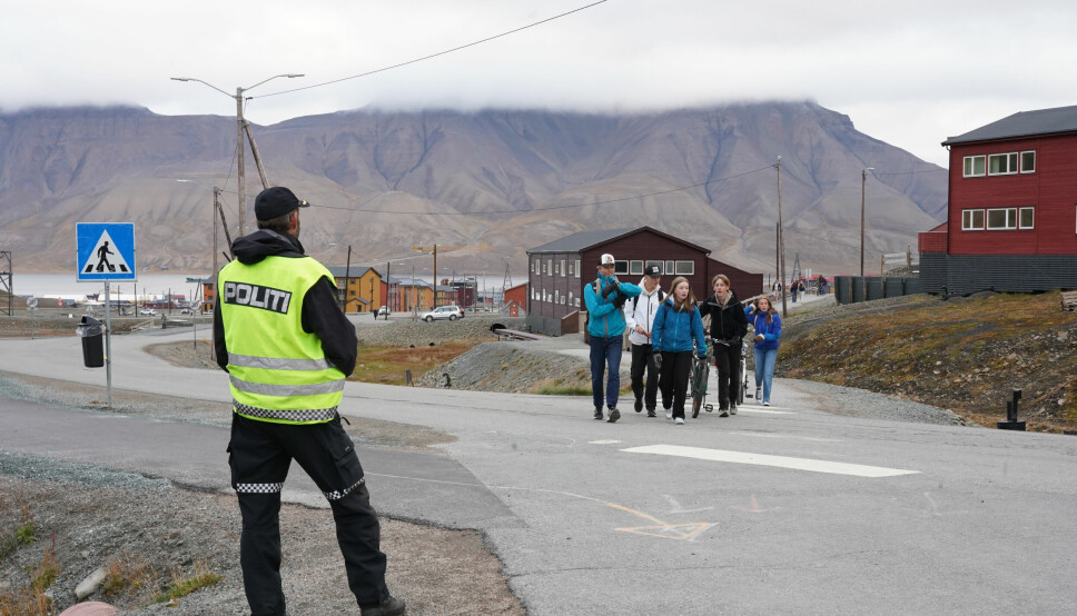 Synlige: Politibetjenter fra Sysselmesteren har gjennom hele uken stått utplassert ved fotgjengerfeltet og ved innkjøringen til Svalbardhallen for å gjennomføre «Aksjon skolestart».