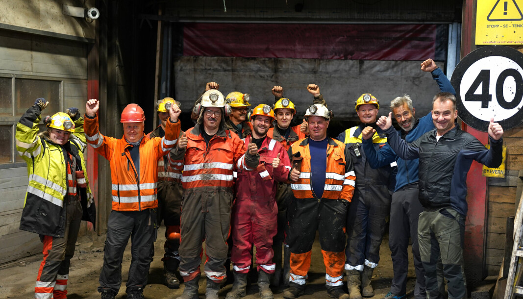 De ansatte i Gruve 7 slipper jubelen løs, til høyre ny gruvesjef Gudmund Løvli, ved siden av ham er avtroppende gruvesjef, Per Nilssen.