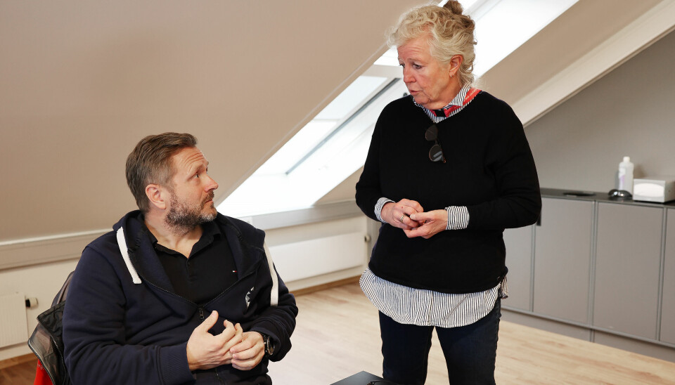 Rektor ved Longyearbyen skole, Frode Westby Thorstad i samtale med utvalgsleder Kristin Furu Grøtting.