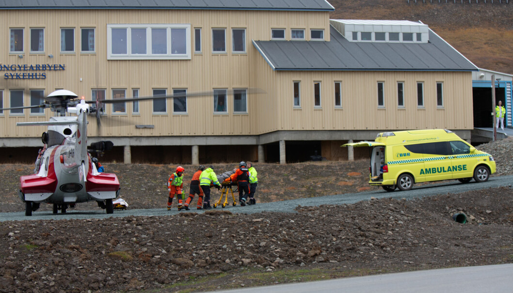 Pasienten ble evakuert til Longyearbyen sykehus med helikopter for legebehandling.