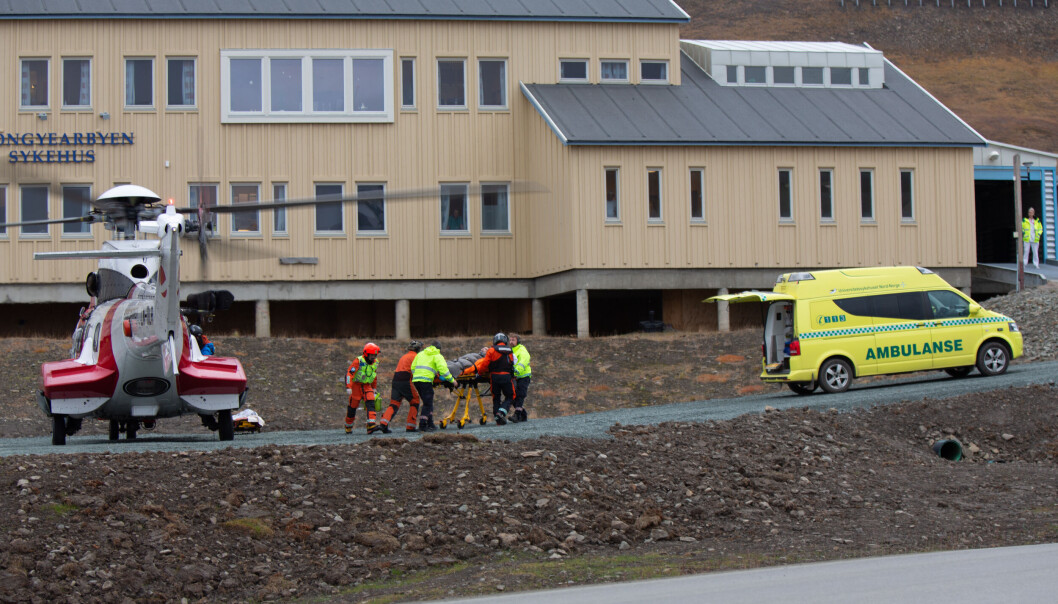 Pasienten ble evakuert til Longyearbyen sykehus med helikopter for legebehandling. Pasienten ble evakuert til Longyearbyen sykehus med helikopter for legebehandling.
