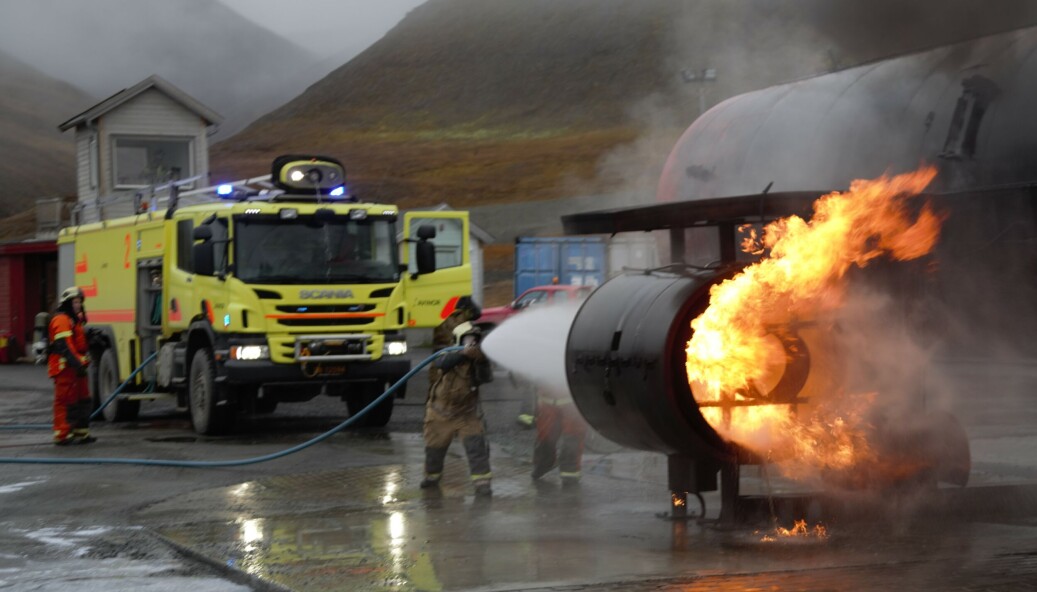 Etter en ukes kurs på øvingsfeltet ved flyplassen blir det lørdag eksamen for mannskapene som skal overvintre på «Troll-basen». Brannbilen her er av samme type som den som står i Antarktis. (Foto: Per Annar Holm) Etter en ukes kurs på øvingsfeltet ved flyplassen blir det lørdag eksamen for mannskapene som skal overvintre på «Troll-basen». Brannbilen her er av samme type som den som står i Antarktis. (Foto: Per Annar Holm)