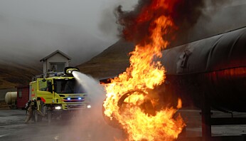 Når utetemperaturen kryper ned mot 50 minus er det godt å ha en brannbil stående i en oppvarmet garasje. Med slike temperaturer kjøres webasto-varmere kontinuerlig for at slukkevannet ikke skal bli til is når bilen er ute av garasjen. (Foto: Per Annar Holm) Når utetemperaturen kryper ned mot 50 minus er det godt å ha en brannbil stående i en oppvarmet garasje. Med slike temperaturer kjøres webasto-varmere kontinuerlig for at slukkevannet ikke skal bli til is når bilen er ute av garasjen. (Foto: Per Annar Holm)