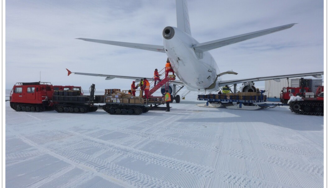 Troll airfield tilbyr like god friksjon som en våt asfaltstripe hjemme i Norge når det er laget riller i isen. Troll airfield tilbyr like god friksjon som en våt asfaltstripe hjemme i Norge når det er laget riller i isen.