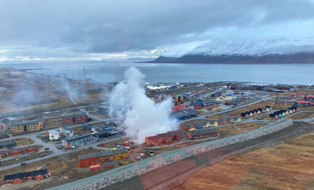 Huserekka som brant ligger rett bak Svalbardbutikken i sentrum av Longyearbyen Huserekka som brant ligger rett bak Svalbardbutikken i sentrum av Longyearbyen