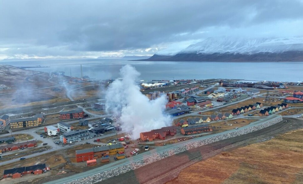 Huserekka som brant ligger rett bak Svalbardbutikken i sentrum av Longyearbyen