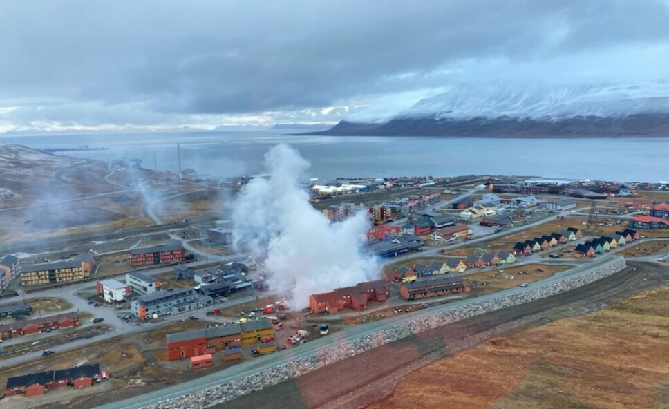 Huserekka som brant ligger rett bak Svalbardbutikken i sentrum av Longyearbyen