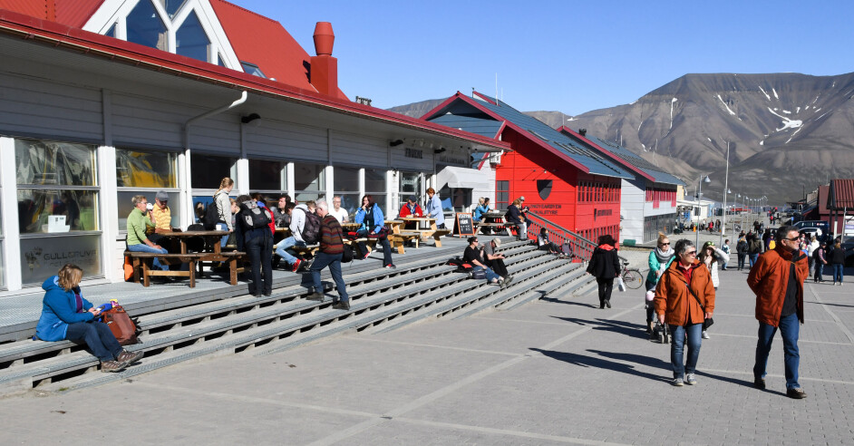 Russerne ønsker å åpne dagligvareforretning og restaurant i Longyearbyen, satse på masseturisme og opplevelsessenter i Pyramiden. Russerne ønsker å åpne dagligvareforretning og restaurant i Longyearbyen, satse på masseturisme og opplevelsessenter i Pyramiden.