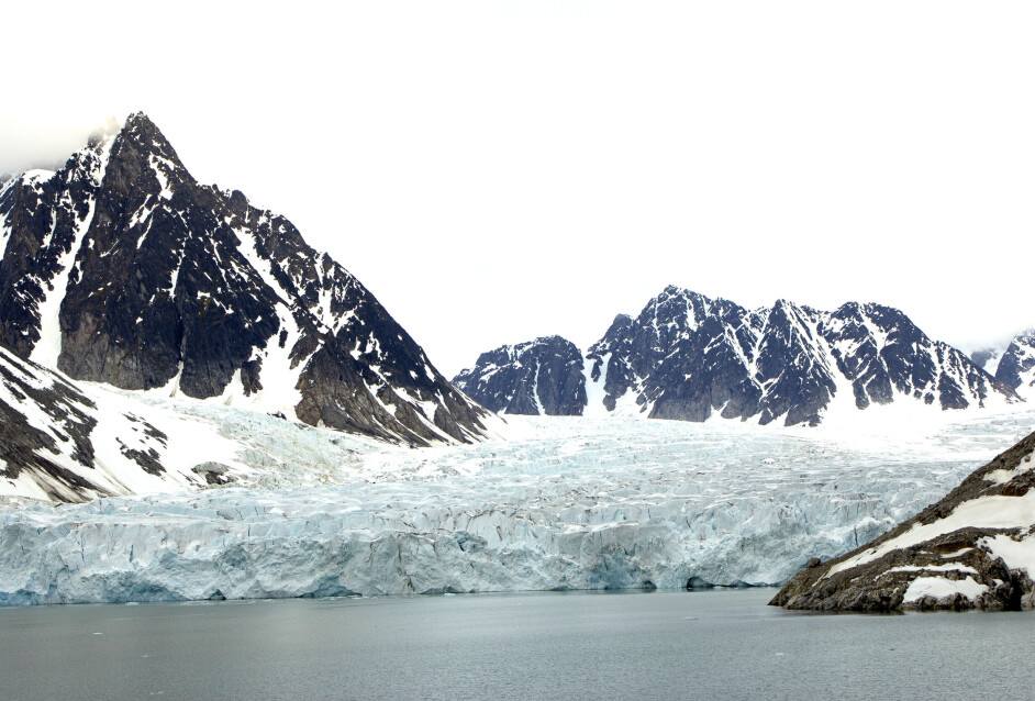 Waggonwaybreen ligger innerst i Magdalenefjorden. Den har vært utsatt for massiv nedsmelting de siste tiårene. Waggonwaybreen ligger innerst i Magdalenefjorden. Den har vært utsatt for massiv nedsmelting de siste tiårene.