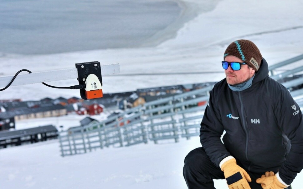 Skredvarsling: Leder for teknologi og innovasjon i Telenor Svalbard, Einar Jenssen, ved et av målepunktene på Svalbard der IoT-snømåling er en del av skredberedskapen.