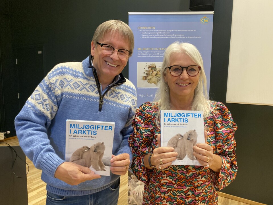 Forsker Geir Wing Gabrielsen fra Norsk Polarinstitutt og forfatter Kirsti Blom med «Miljøgifter i Arktis».