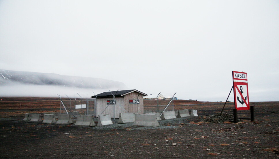 Fiberkabelen strekker seg fra fastlandet til Longyearbyen og betjener hovedsakelig KSAT for å få lastet ned data fra satelitter til kunder. I tillegg sørger den for god internettforbindelse til også andre bedrifter og lokalfolk.