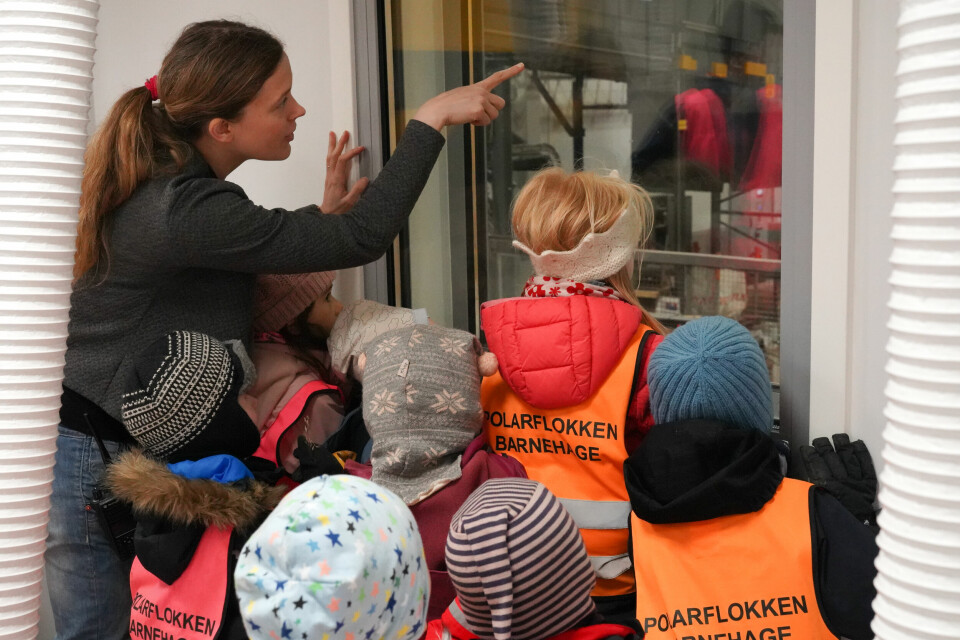 Renovasjonsleder Karine Hauan viste også ungene gjennom vinduet hvor brannslangen til avfallsanlegget var. I tillegg kunne de se den helt nye gravemaskinen som var kommet på plass.