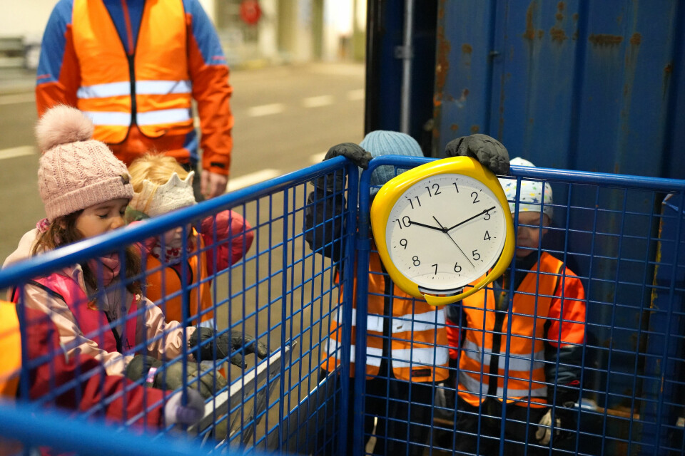 En ødelagt klokke ble også tatt med for å resirkuleres. Alt som nemlig sorteres ut av søppel på miljøstasjonen blir sendt ned til Tromsø.