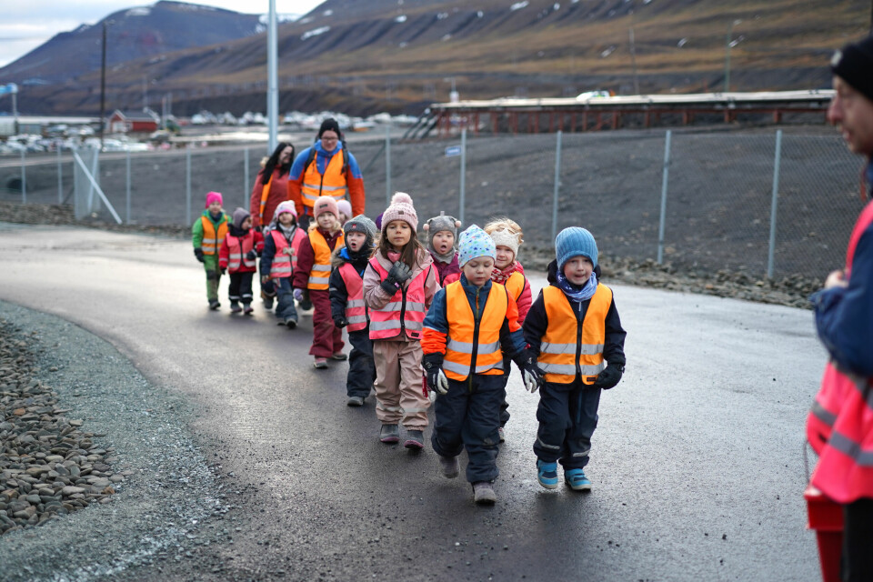 14 spente unger fra Polarflokken fikk mandag prøveteste den nye miljøstasjonen ute på Hotellneset.