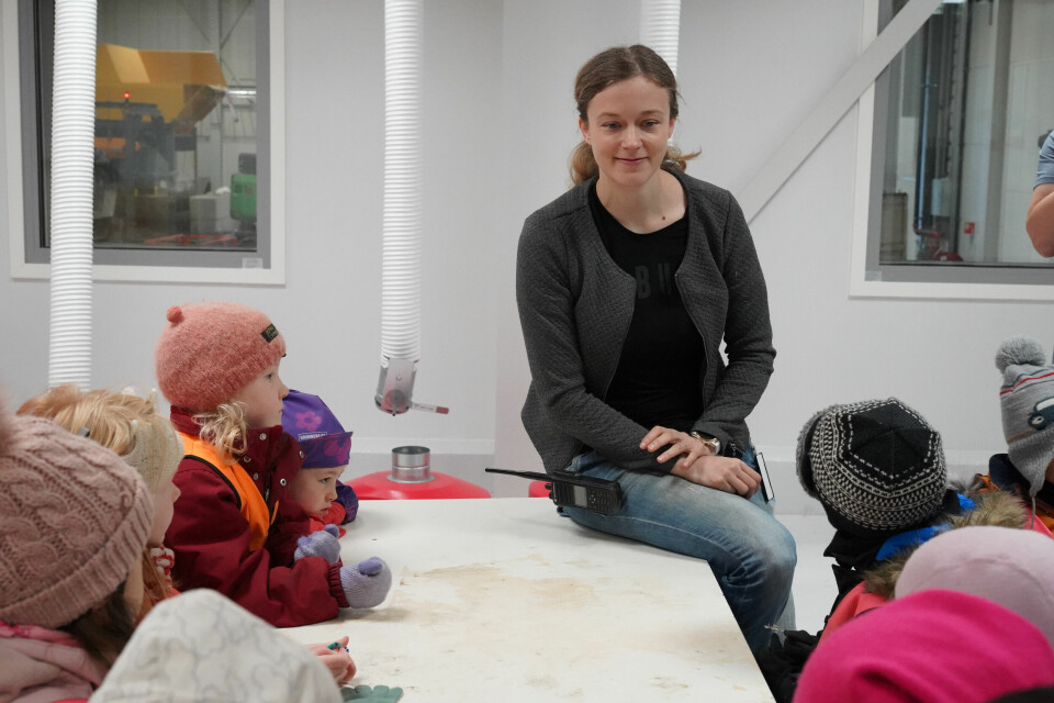Renovasjonsleder Karine Hauan pratet litt med ungene og viste dem hvor farlig avfall som batterier skulle ende opp.