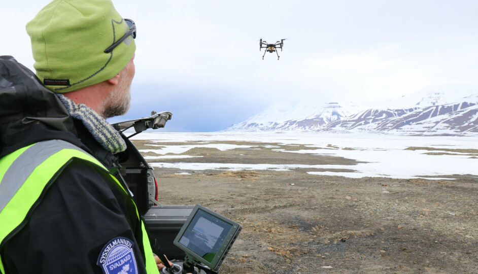 Sysselmannen og Telenor øvde på å fly droner. Tommy Dahl Markussen fra Sysselmannen var pilot.
