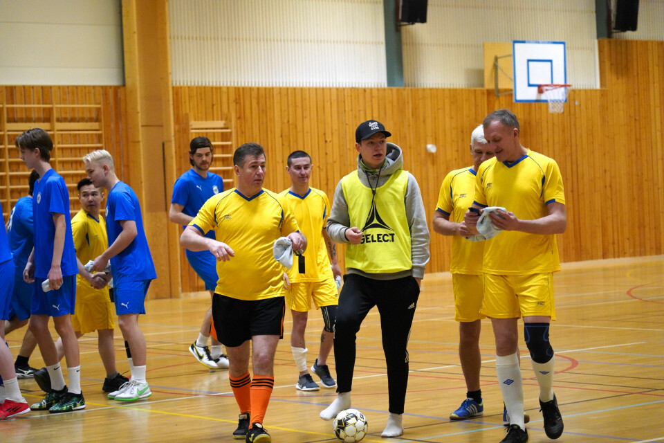Før fotballkampen gikk i gang fikk de tid til en rask prat med dommeren. Lederen for Barentsburgs sportsklubb (t.h.) var også med å spilte.