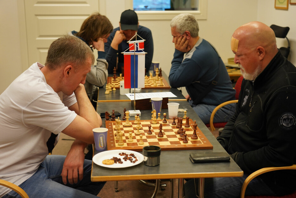Etter at fotballen var over, var det klart for nye runder med sjakk. Også her deltok lederen for sportsklubben til Barentsburg.
