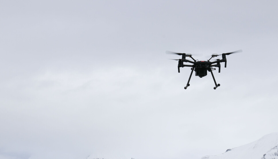 Sysselmesteren disponerte en drone i flere år, men prosjektet ble avsluttet i fjor. Alle politidistrikt på fastlandet har egne drone. Sysselmesteren disponerte en drone i flere år, men prosjektet ble avsluttet i fjor. Alle politidistrikt på fastlandet har egne drone.