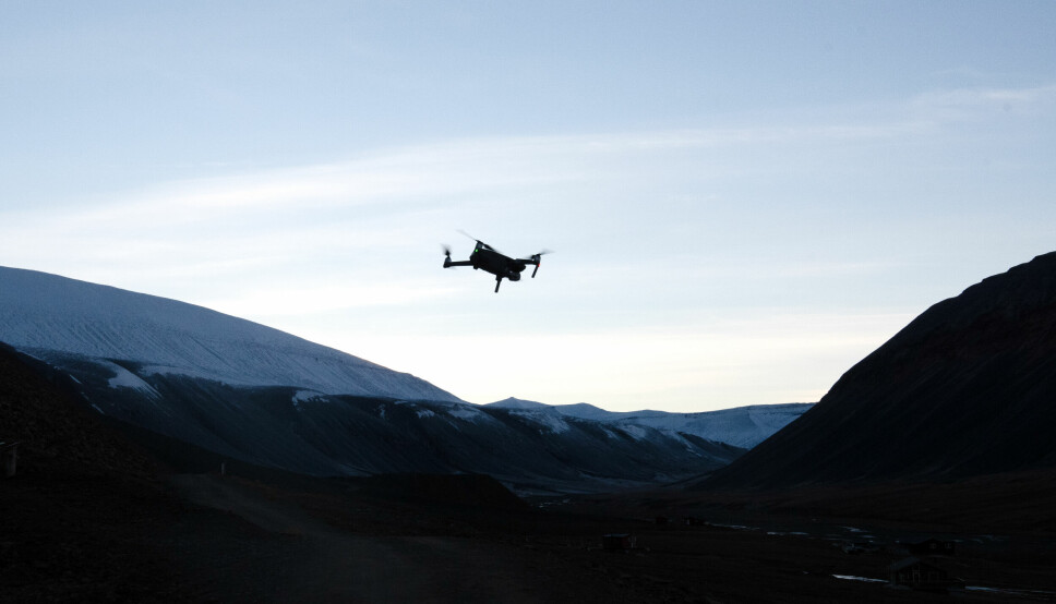 Denne dronen ble fotografert ved inngangen til Bjørndalen sist lørdag klokken 11.51 trolig mindre enn fem kilometer fra Svalbard lufthavn Longyear. Droneflygeren er ikke mannen som nå sitter varetektsfengslet i Hammerfest siktet for ulovlig flyving på Svalbard.