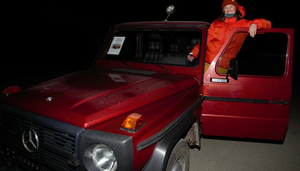 Svalbardklenodium: Henriette Johansen sikret seg Sysselmesterens gamle representasjonsbil fra Barentsburg. Tilslaget på 135.000 kroner ble kveldens høyeste.