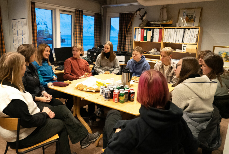 Ministerprat: Sju elever ved Longyearbyen skole fikk fredag sitte ned og snakke sammen med kunnskapsministeren Tonje Brenna (tredje fra venstre) om hva som er bra og dårlig ved den norske skole.