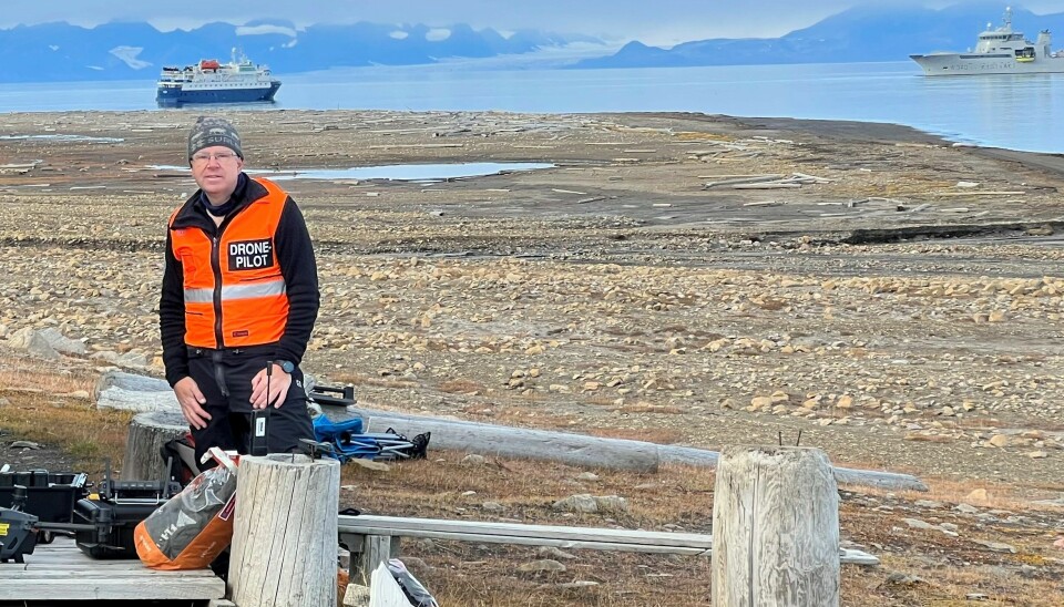 Daglig leder i droneorganisasjonen UAS Norway, Anders Martinsen, på øvelse på Svalbard.