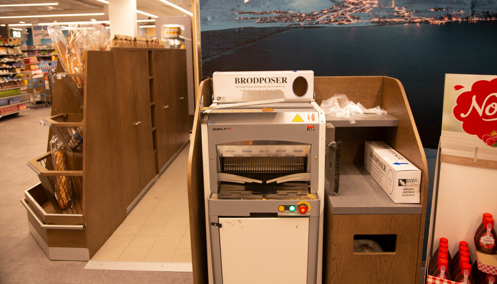 Brødkrise mot slutten: Mandag var 'beklager i ustand'-lappen fjernet fra Svalbards eneste offentlige brødskjæremaskin.
