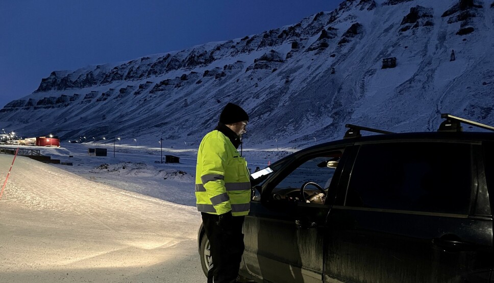 Bil- og dokumentsjekk: Kontrollør Jostein Isaksen er på plass for å sjekke lys, dekk og dokumenter.