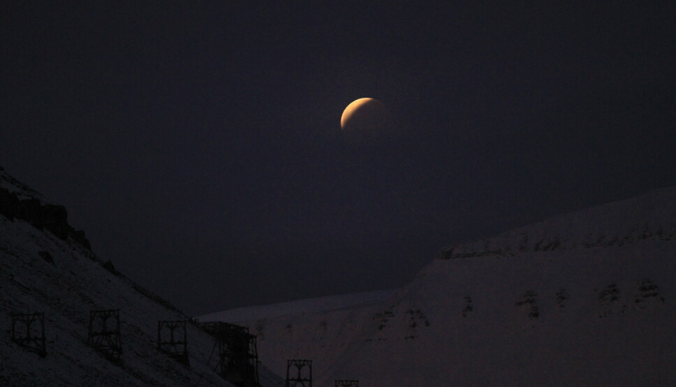 En av blinkskuddene av måneformørkelsen som ble tatt tirsdag, innimellom skylagene.