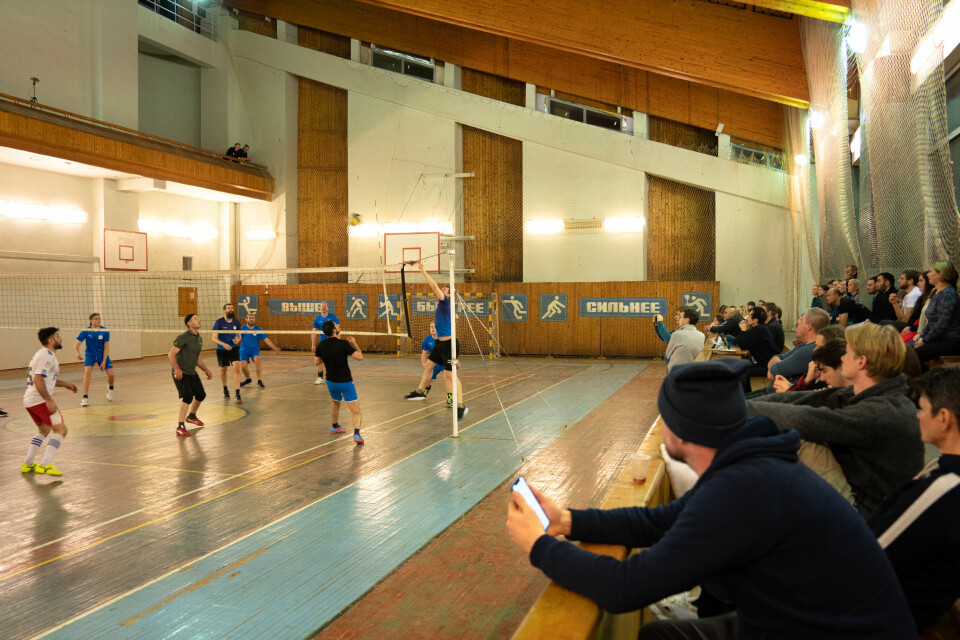 Under volleyballkampen var det mange tilskuere på plass i den store hallen, for å følge med på kampen.