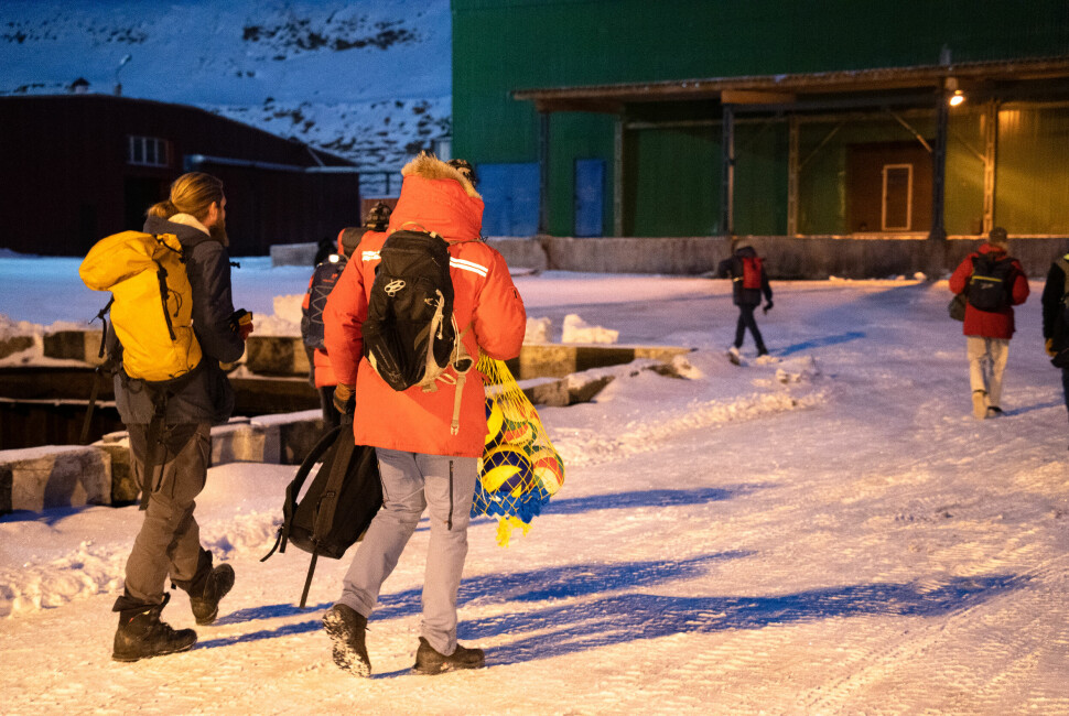 Etter å ha ankommet Barentsburg med Polarsyssel, valgte noen å gå opp trappen mens mesteparten hoppet inn i bussen som ventet.