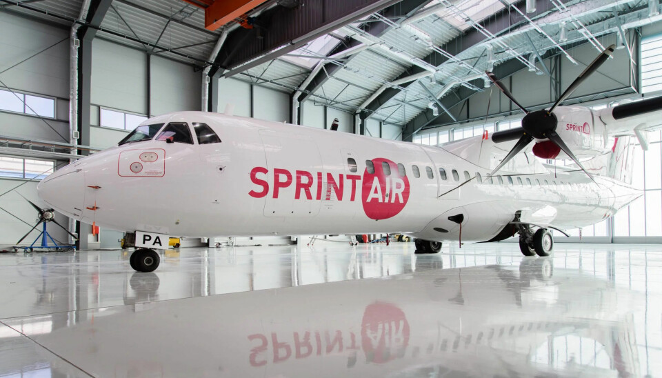 Det er det polske flyselskapet SprintAir som skal fly posten mellom Tromsø og Longyearbyen fra 1. august 2023. Fram til da er det fortsatt svenske West Air Sweden som skal operere ruten.