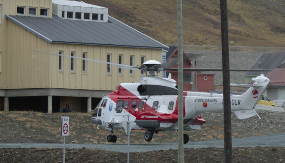 På søksoppdrag Sysselmesterens Super-Puma redningshelikopter deltok i søket etter den savnede fiskeren.