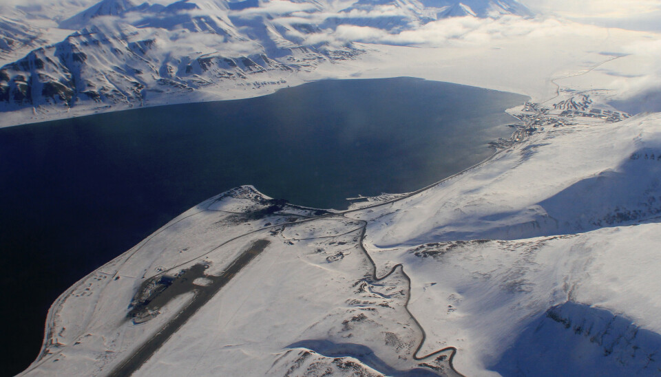 Flyplassen og rullebanen med Hotellneset og Longyearbyen sett fra lufta.