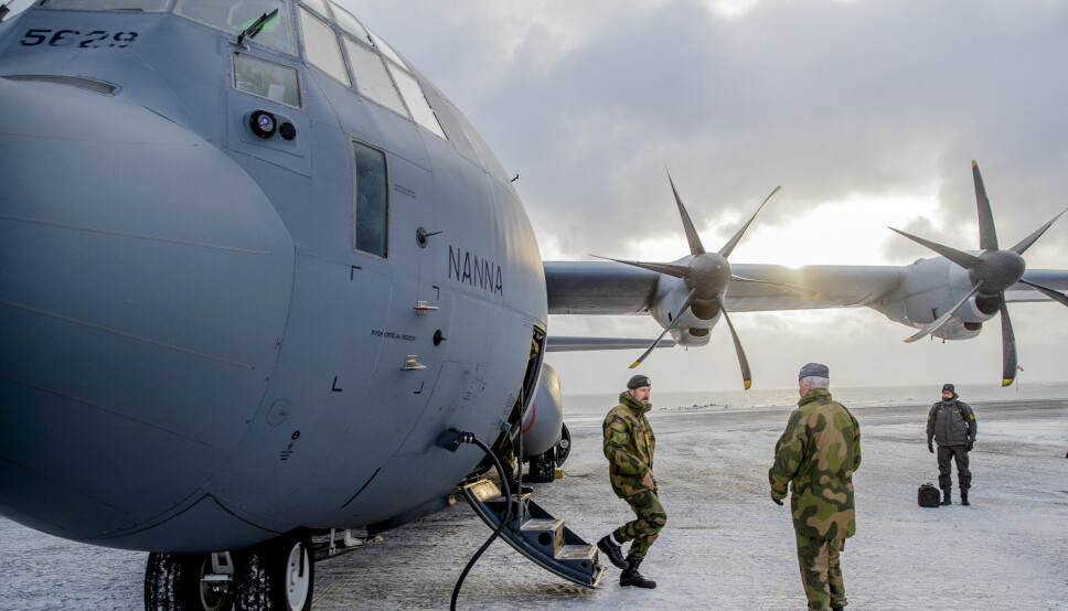 Øvelsesflyvninger: Oberstløytnant Rune Leirvik på flyplassen utenfor Olonkinbyen på Jan Mayen tar i mot kronprins Haakon på den forblåste øya i 2020.