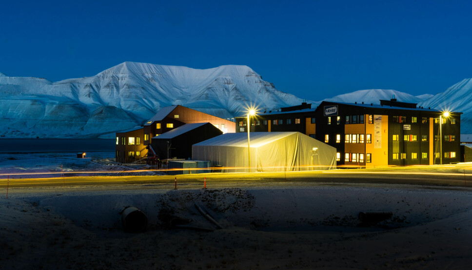 Snart klart: Om i overkant av tre måneder flytter Svalbard folkehøgskole inn på nye Campus Sjøskrenten. Her er bygningen avbildet i oktober.